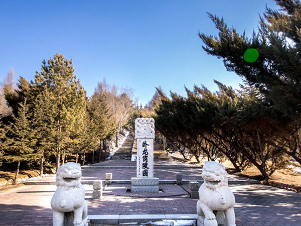 卧龙岗陵园